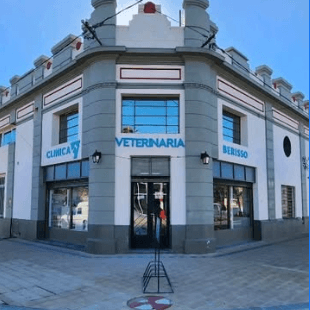 Entrada de Clínica Veterinaria Berisso, con letras celestes en la fachada